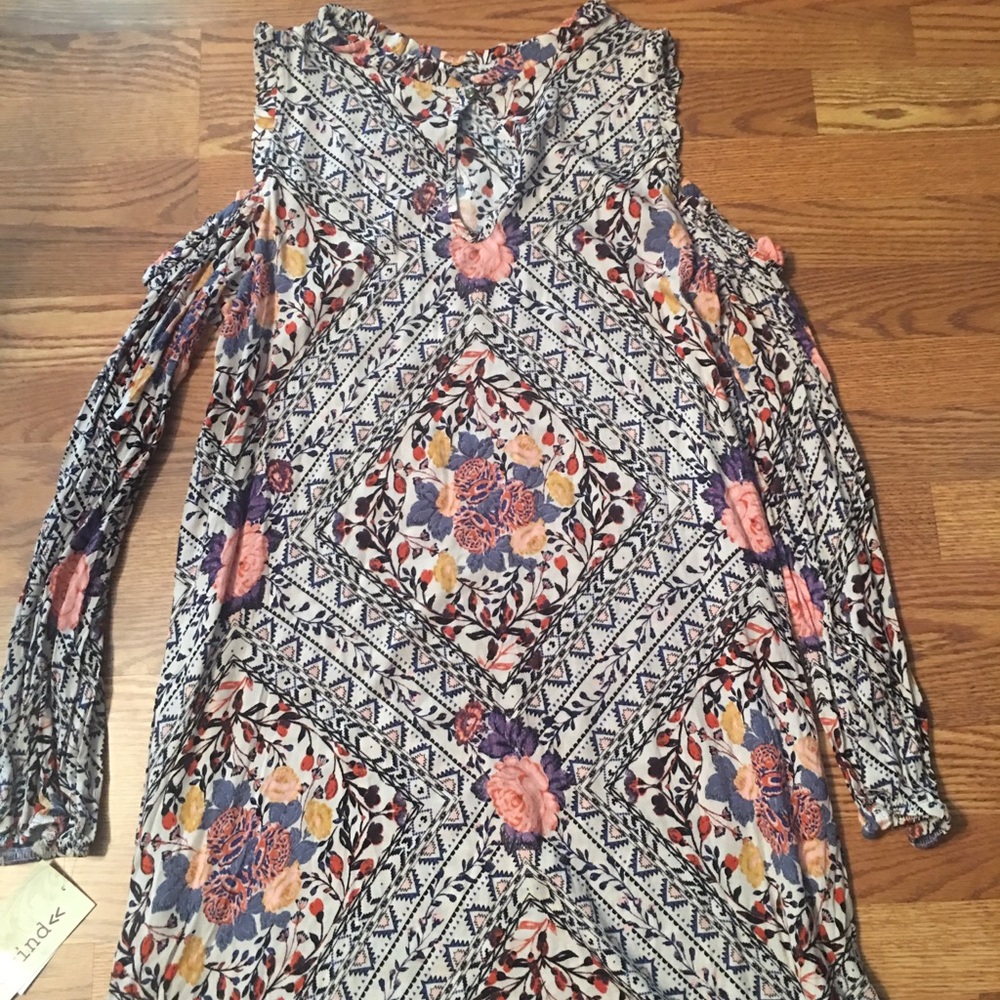 Adorable cold shoulder dress with tags!